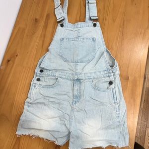 Overall cutoff shorts